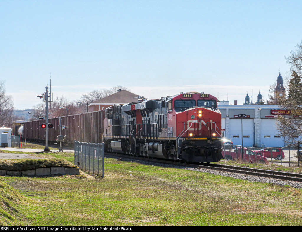 CN 2342 leads train 402 at Belzile street